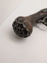 Dekorativ flintlåspistol i træ og metal med ornamenterede detaljer