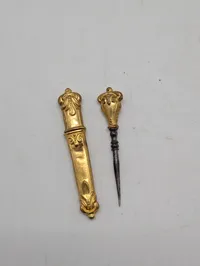 Antik fransk Palais Royal sy-etui i perlemor med forgyldte redskaber