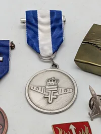 Samling af danske Flyvevåbnet militære medaljer, emblemer og tilbehør