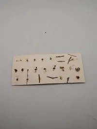 Samling af antikke og vintage militære knapper og emblemer