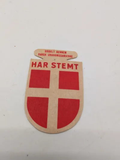 Dansk Ungdomssamvirke 'Har Stemt' papmærke fra 1943 valget 