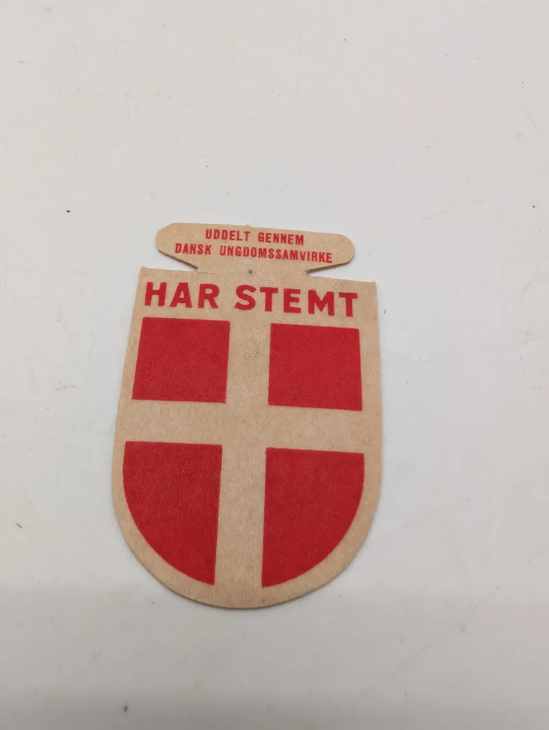 Dansk Ungdomssamvirke 'Har Stemt' papmærke fra 1943 valget 