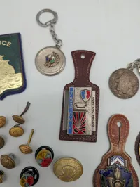 Samling af franske militære insignier, pins og nøgleringe