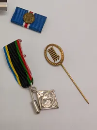 Samling af tyske sportsmedaljer og emblemer, herunder DSB og DJB