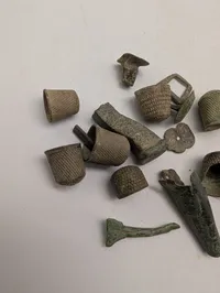 Samling af antikke fingerbøl og metalfund i bronze og kobberlegering
