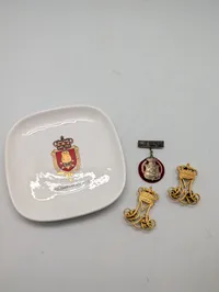 Dansk militaria-sæt med Forsvarsakademiet porcelænsfad og emblemer