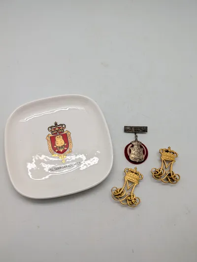Dansk militaria-sæt med Forsvarsakademiet porcelænsfad og emblemer