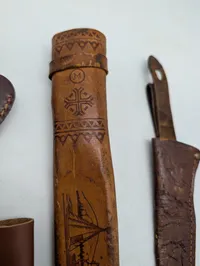 Samling af fire vintage læderskeder og hylstre til knive og værktøj