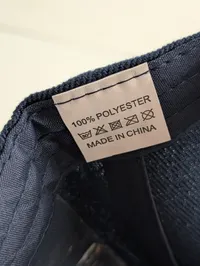 Mørkeblå kasket med broderet tekst "MAKE EUROPE GREAT AGAIN"