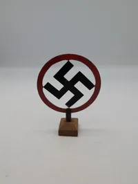 Tysk nationalsocialistisk hagekors-emblem på træfod