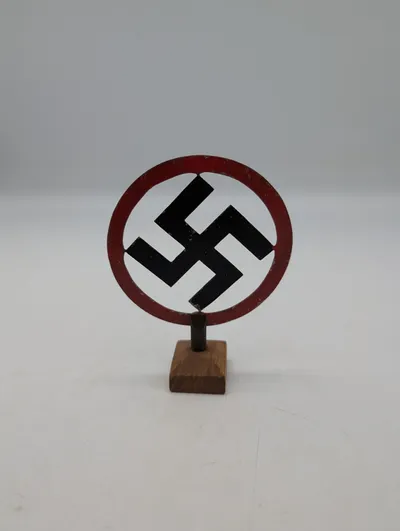 Tysk nationalsocialistisk hagekors-emblem på træfod