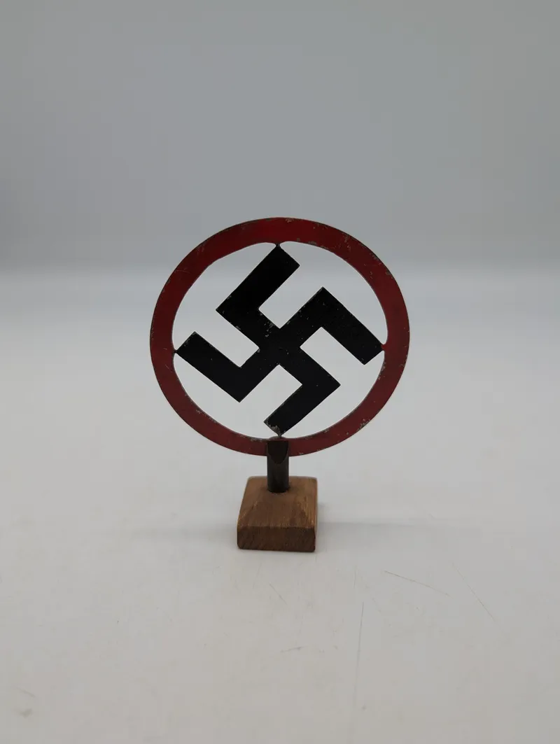 Tysk nationalsocialistisk hagekors-emblem på træfod