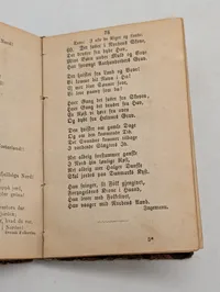 To danske sangbøger: Nordiske Sange (1876) og Sangbog for Hæren og Søværnet (1947)