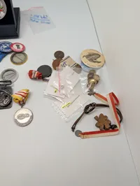 Samling af vintage medaljer, pins og militære knapper