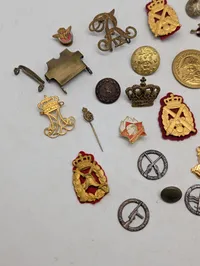 Samling af danske militære emblemer, knapper og distinktioner