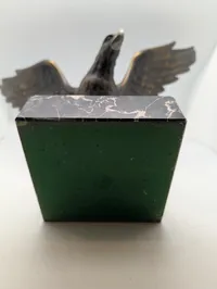 Tysk patriotisk Bronzeørn på marmorsokkel, klassisk skulptur
