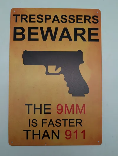 Metalskilt med advarsel: Trespassers Beware - The 9mm is Faster Than 911