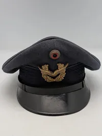 Vesttysk Luftwaffe Officerskasket med Kokarde og Vingemærke