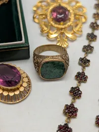 Flora Danica og vintage smykkesæt med halskæder og ring