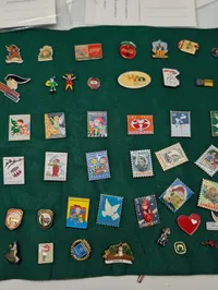 Samling af danske Julemærke-pins og emaljeemblemer
