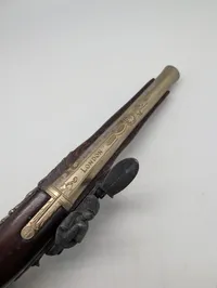Hawkins Flintlåspistol med Træskæfte og Messingbeslag, Dekoration 