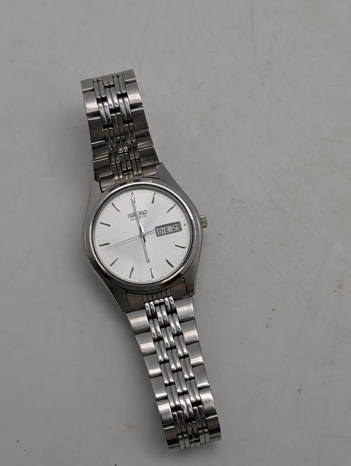 Seiko Quartz herrearmbåndsur med sølvfarvet urskive og dag/dato-visning