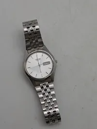 Seiko Quartz herrearmbåndsur med sølvfarvet urskive og dag/dato-visning