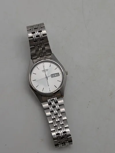 Seiko Quartz herrearmbåndsur med sølvfarvet urskive og dag/dato-visning