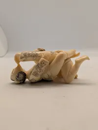 Japansk Shunga Netsuke i udskåret ben forestillende elskende par