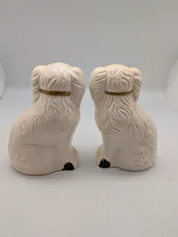 Par Staffordshire-stil hvide keramik spaniel-figurer