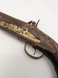 Osmannisk flintlåspistol med perlemorsindlæg og messingbeslag, Dekoration.