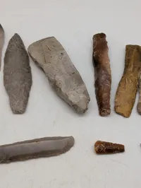 Samling af 10 forhistoriske flinteredskaber og flækker
