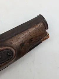 Antik Percussionspistol med Graveret Låseplade og Netskåret Skæfte