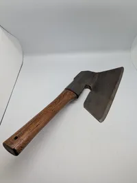 Antik tømrerøkse med smedestempel Bredbile