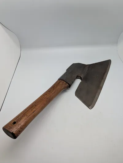 Antik tømrerøkse med smedestempel Bredbile
