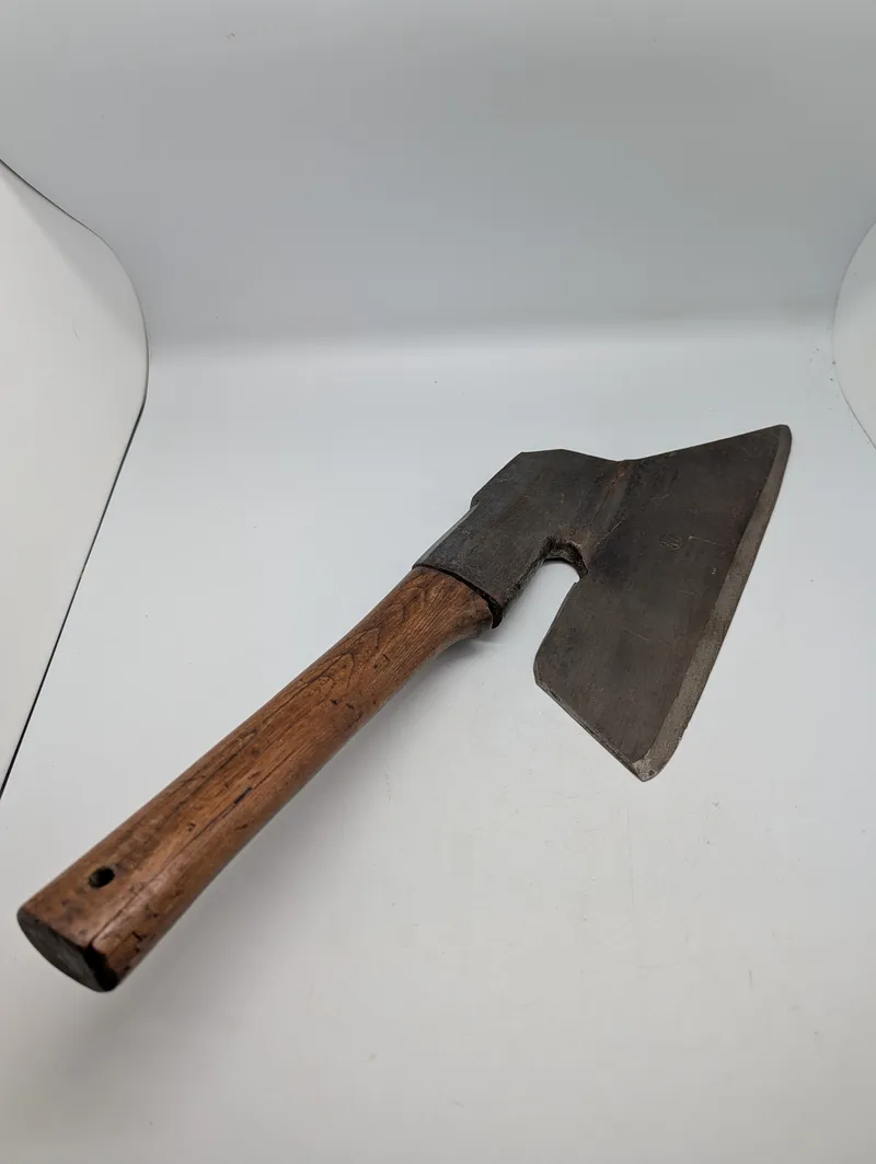 Antik tømrerøkse med smedestempel Bredbile