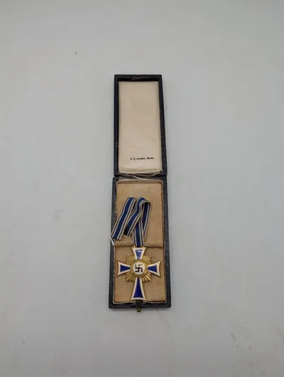 C. E. Juncker, Berlin: Moderkors i guld (Ehrenkreuz der Deutschen Mutter)