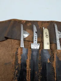 Antikt kirurgisk instrument-sæt i læderrulle Felt Dyrlæge Tyskland WW2 