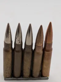Fem tyske 7,92x57mm Mauser deaktiveret  på laderamme