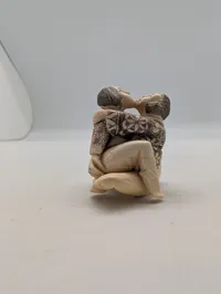 Japansk Shunga Netsuke i udskåret ben, forestillende elskende par