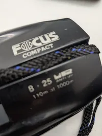 To par kikkerter med tilhørende etuier, herunder Focus Compact