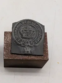To antikke bogtrykkerstempler med den danske kongekrone og elefantordenen