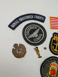 Samling af militære stofmærker og emblemer, herunder Royal Observer Corps