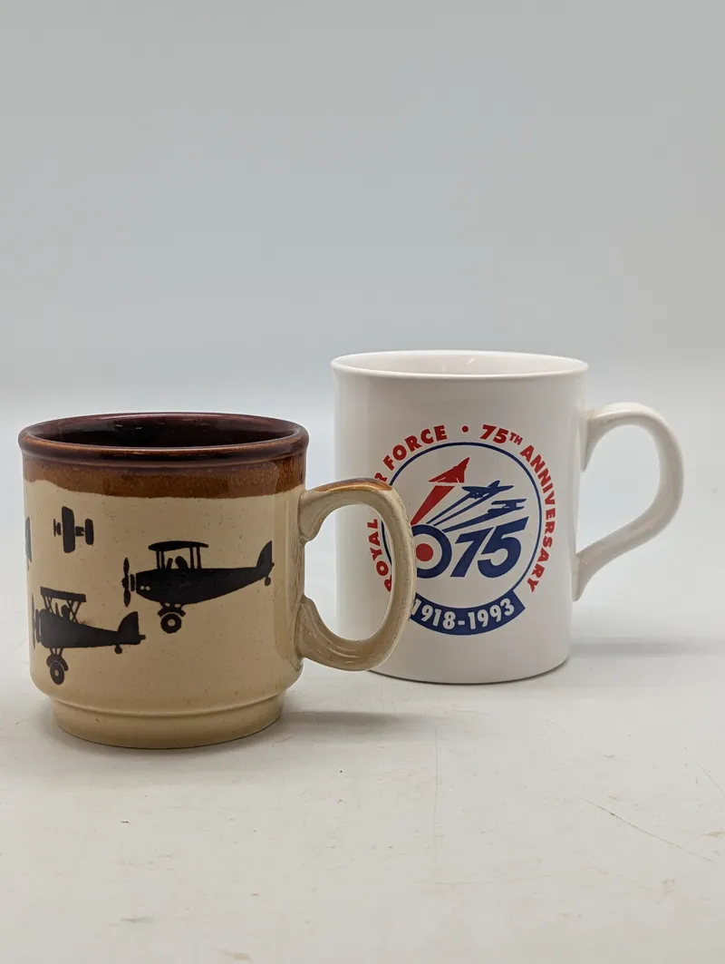 To vintage kaffekrus med flymotiver, herunder Royal Air Force 75 års jubilæum