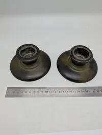 Et par antikke lysestager i patineret Tin