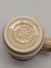 To vintage kaffekrus med flymotiver, herunder Royal Air Force 75 års jubilæum