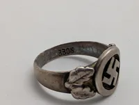 Dansk D.N.S.A.P.  sølvring med hagekors og egeløv i etui, original 