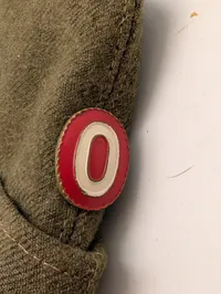 Dansk militær skråhue med rigsvåben-emblem