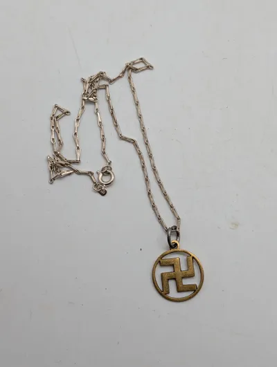  halskæde med svastika-vedhæng i messing og sølvfarvet kæde WW2, original 