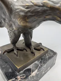 Tysk patriotisk Bronzeørn på marmorsokkel, klassisk skulptur